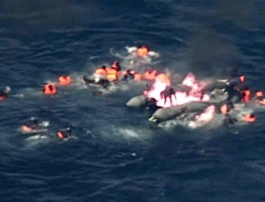 Διάσωση προσφύγων στις ακτές της Ισπανίας- Ενώ η βάρκα τους φλέγεται (φωτό)